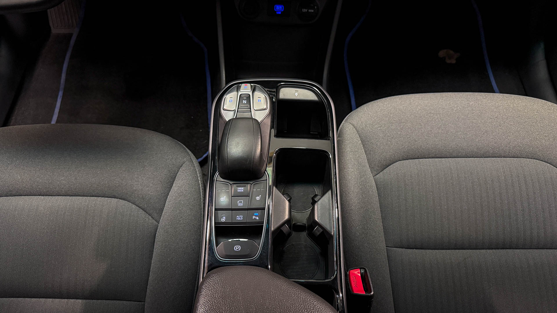 Hyundai Ioniq — foto 18 de 27