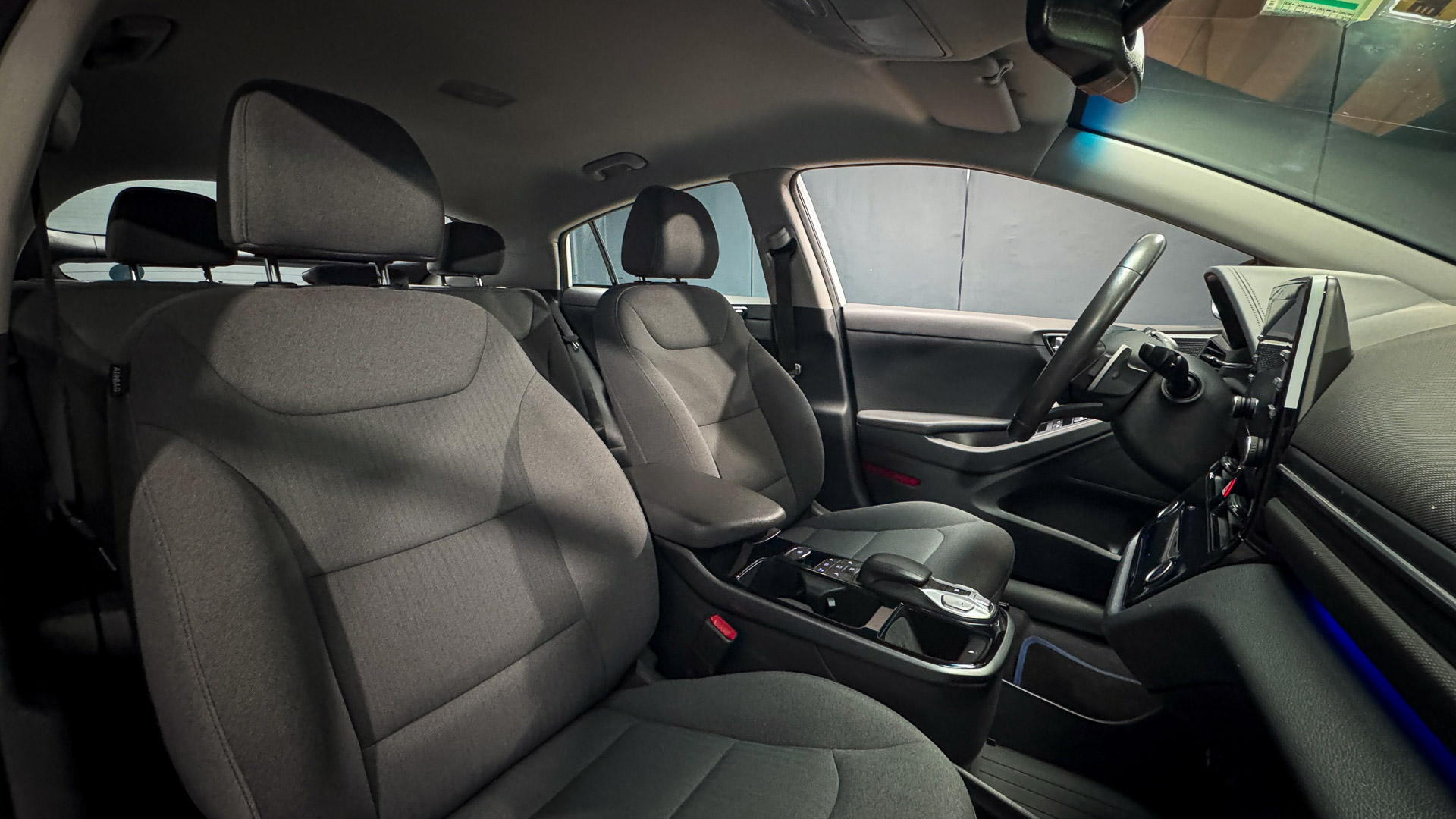 Hyundai Ioniq — foto 23 de 27