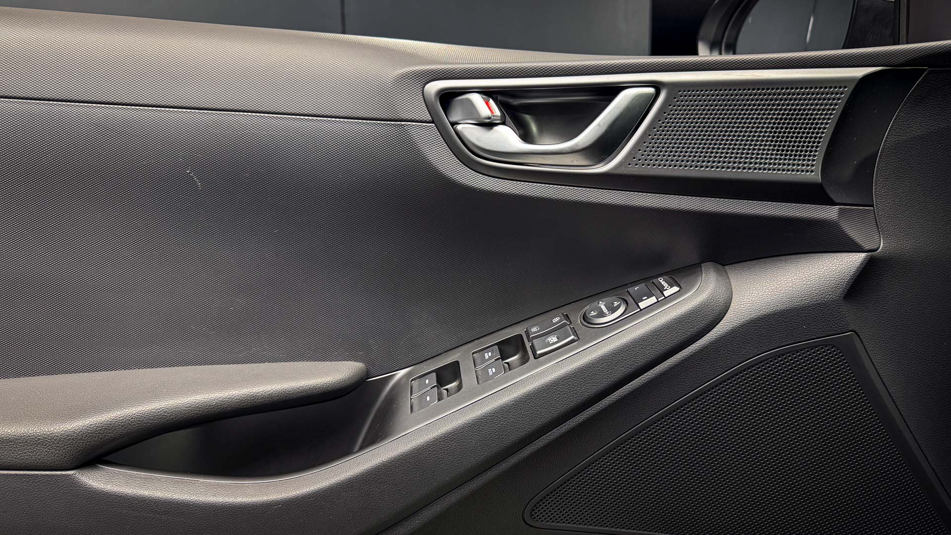 Hyundai Ioniq — foto 24 de 27