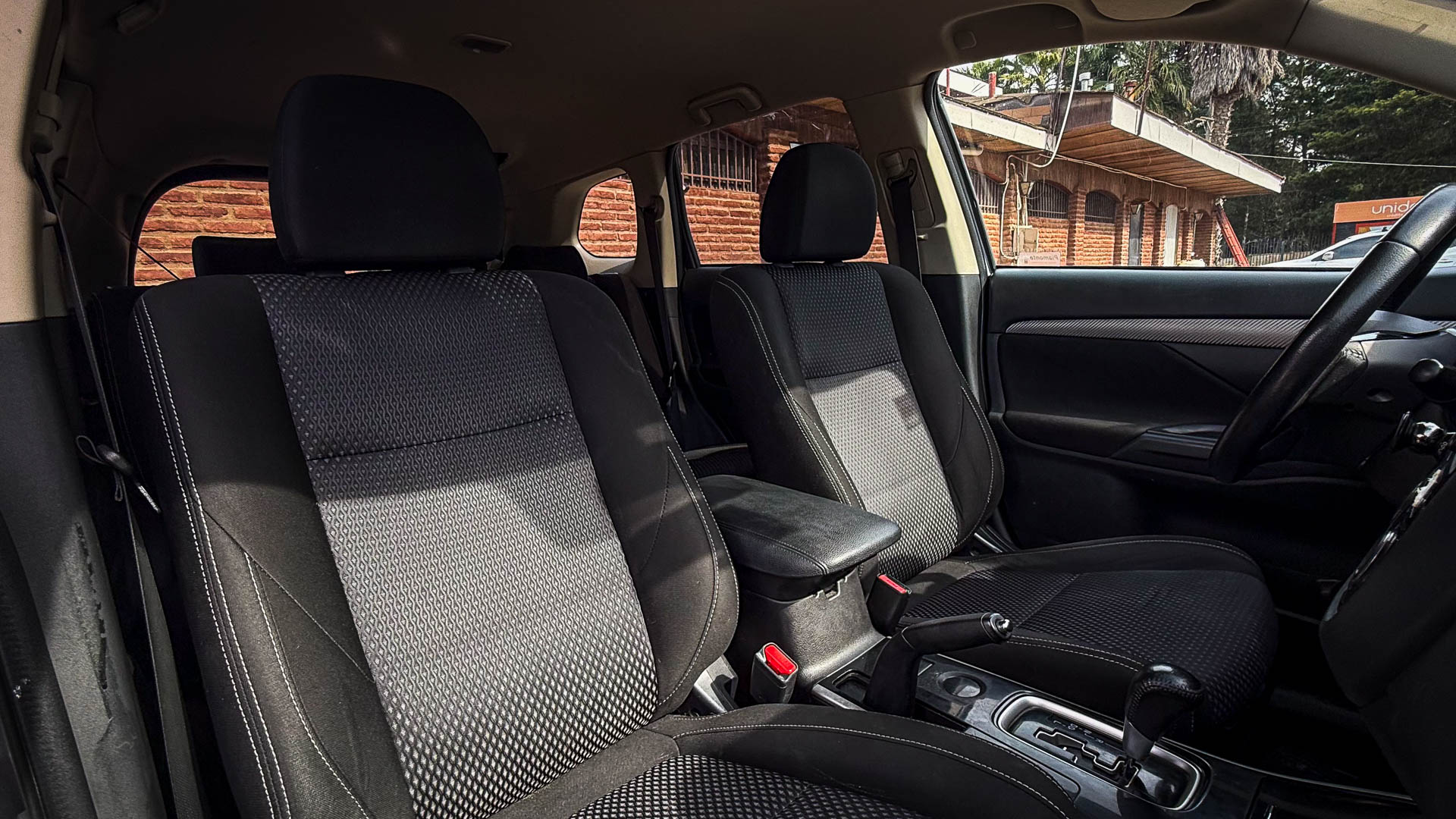 Mitsubishi Outlander — foto 21 de 25