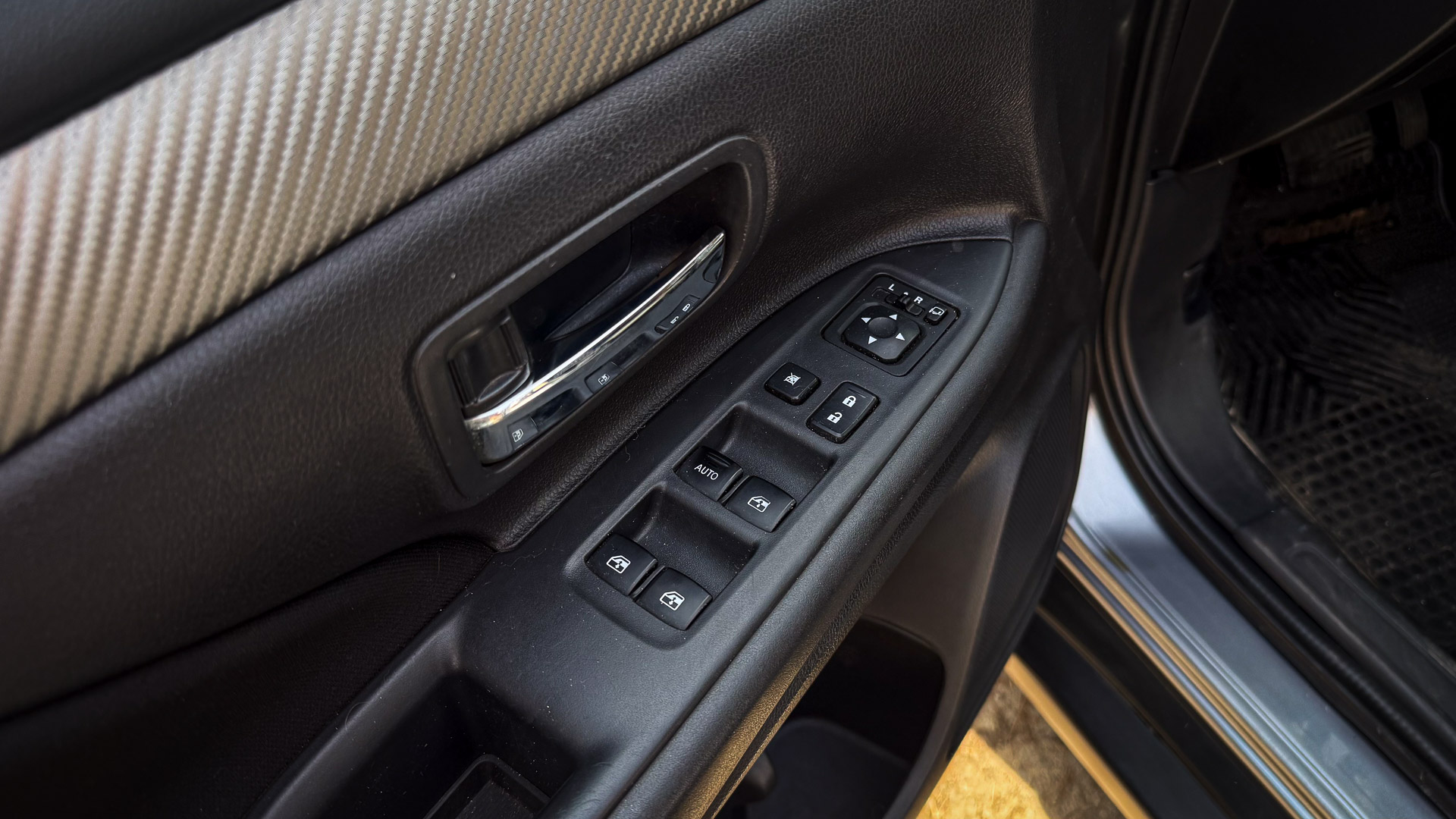 Mitsubishi Outlander — foto 24 de 25