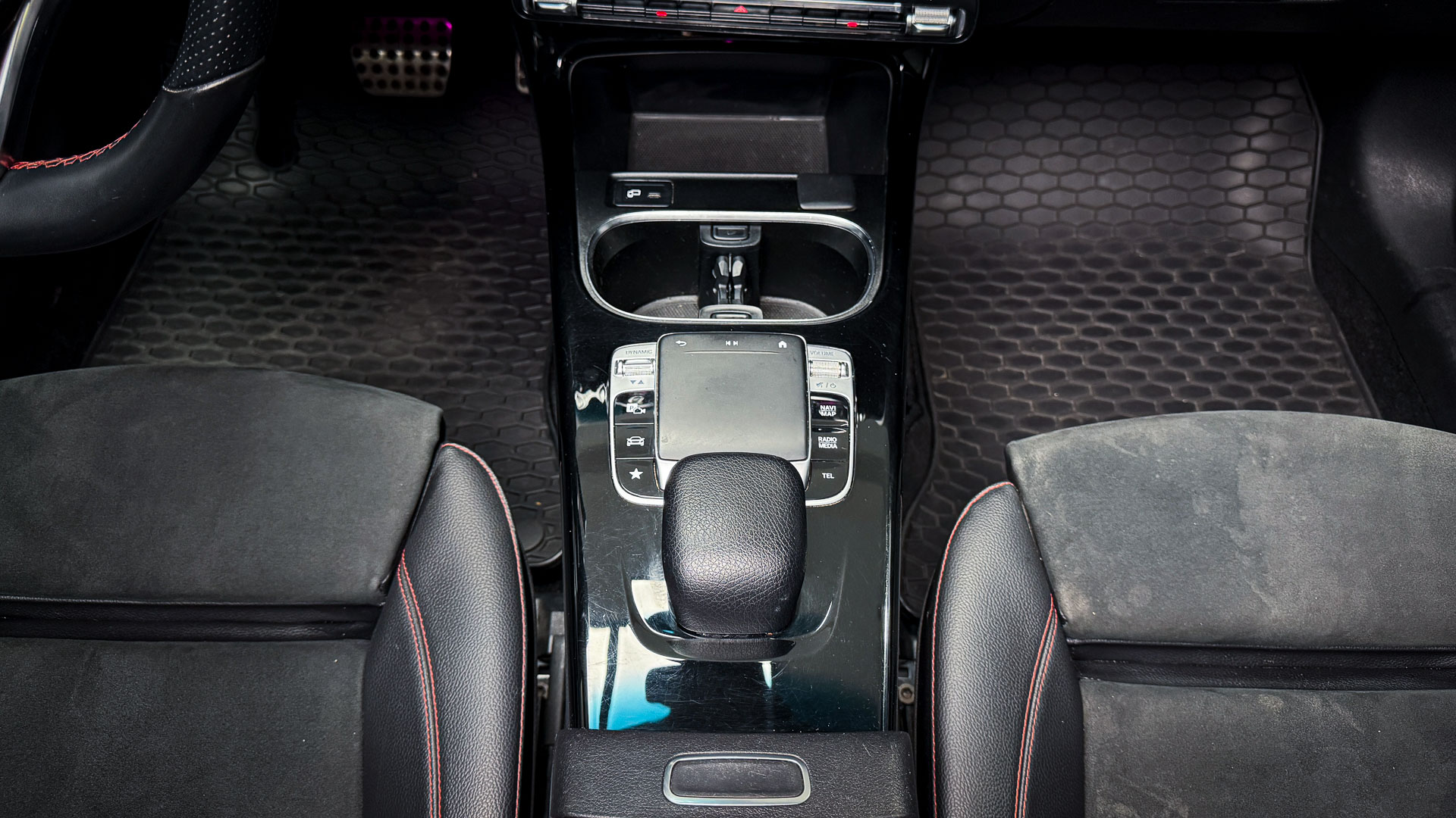 Mercedes-Benz A250 — foto 18 de 28