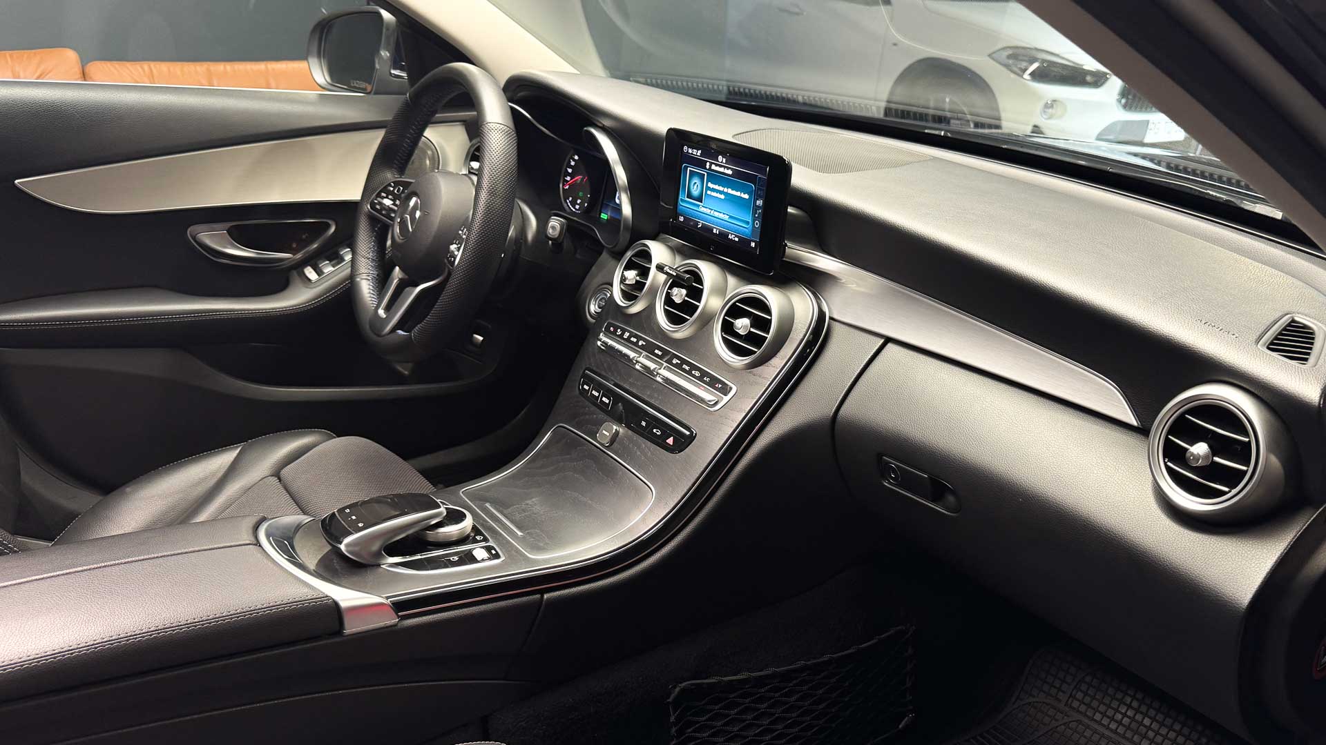 Mercedes-Benz C200 — foto 13 de 28