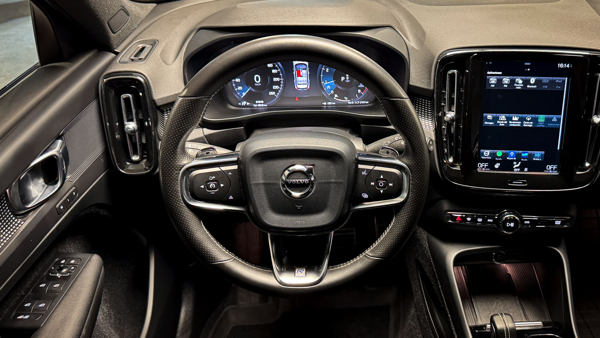 Volvo XC40 — foto 12 de 27