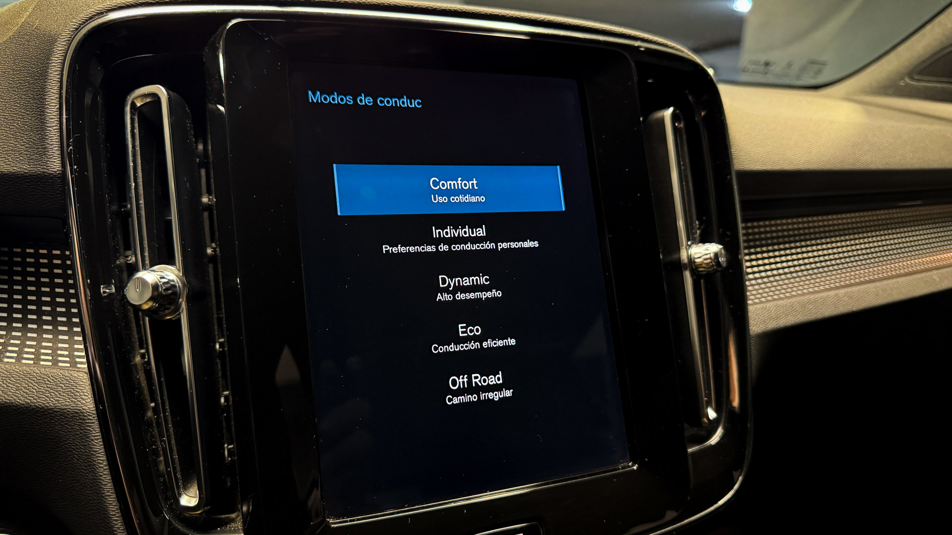 Volvo XC40 — foto 17 de 27