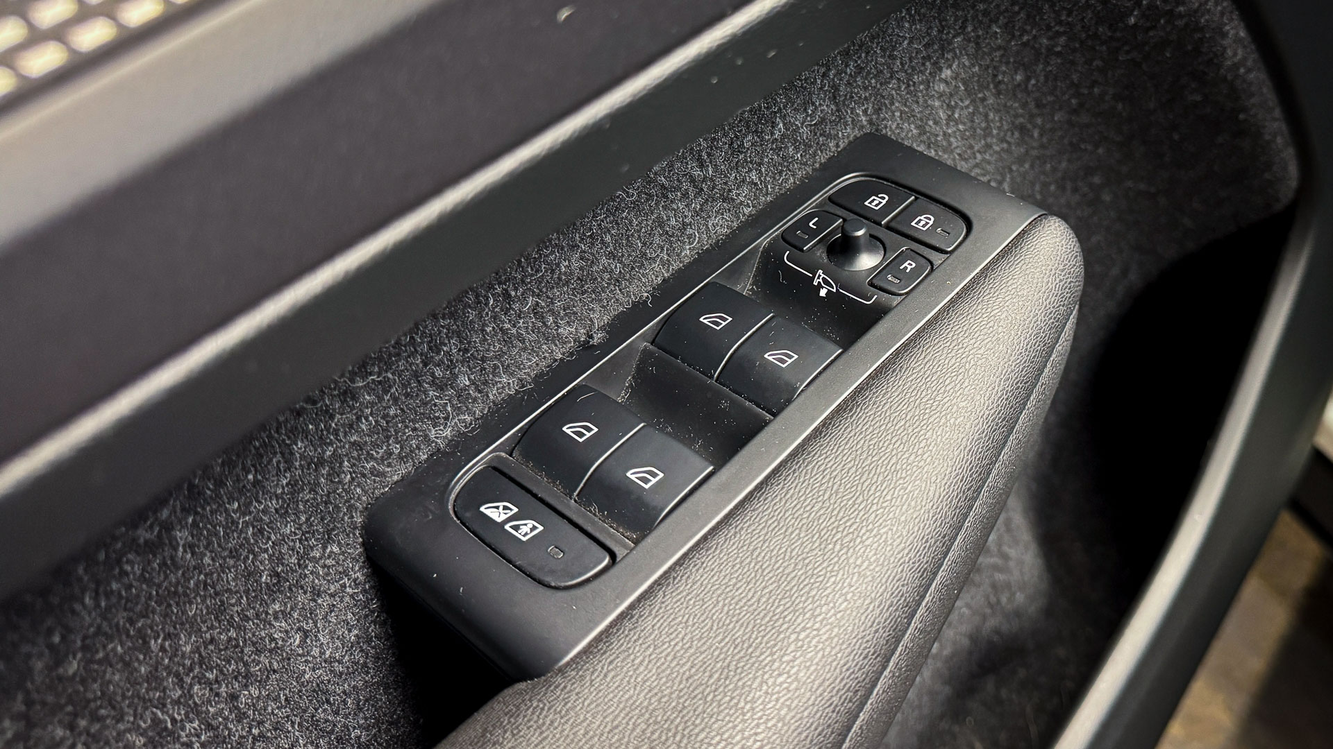 Volvo XC40 — foto 25 de 27