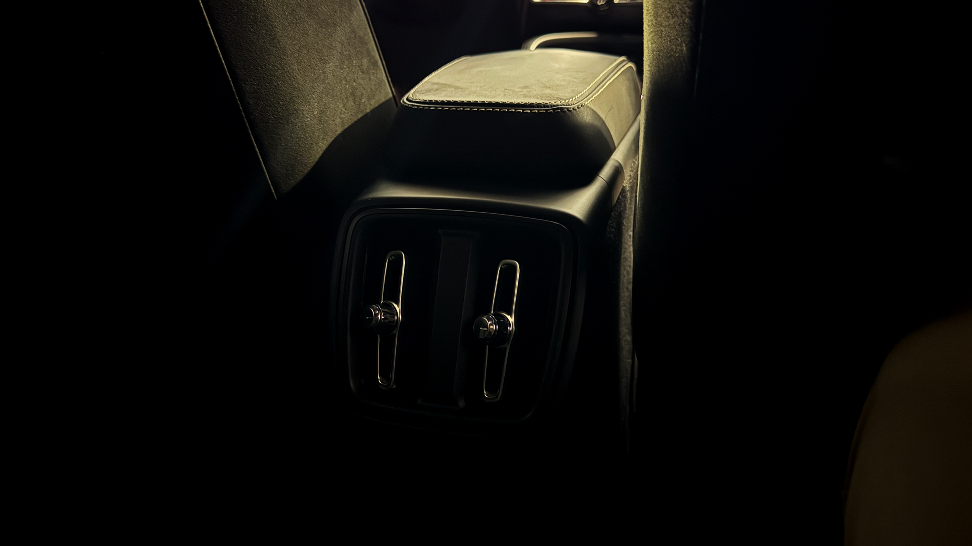 Volvo XC40 — foto 27 de 27