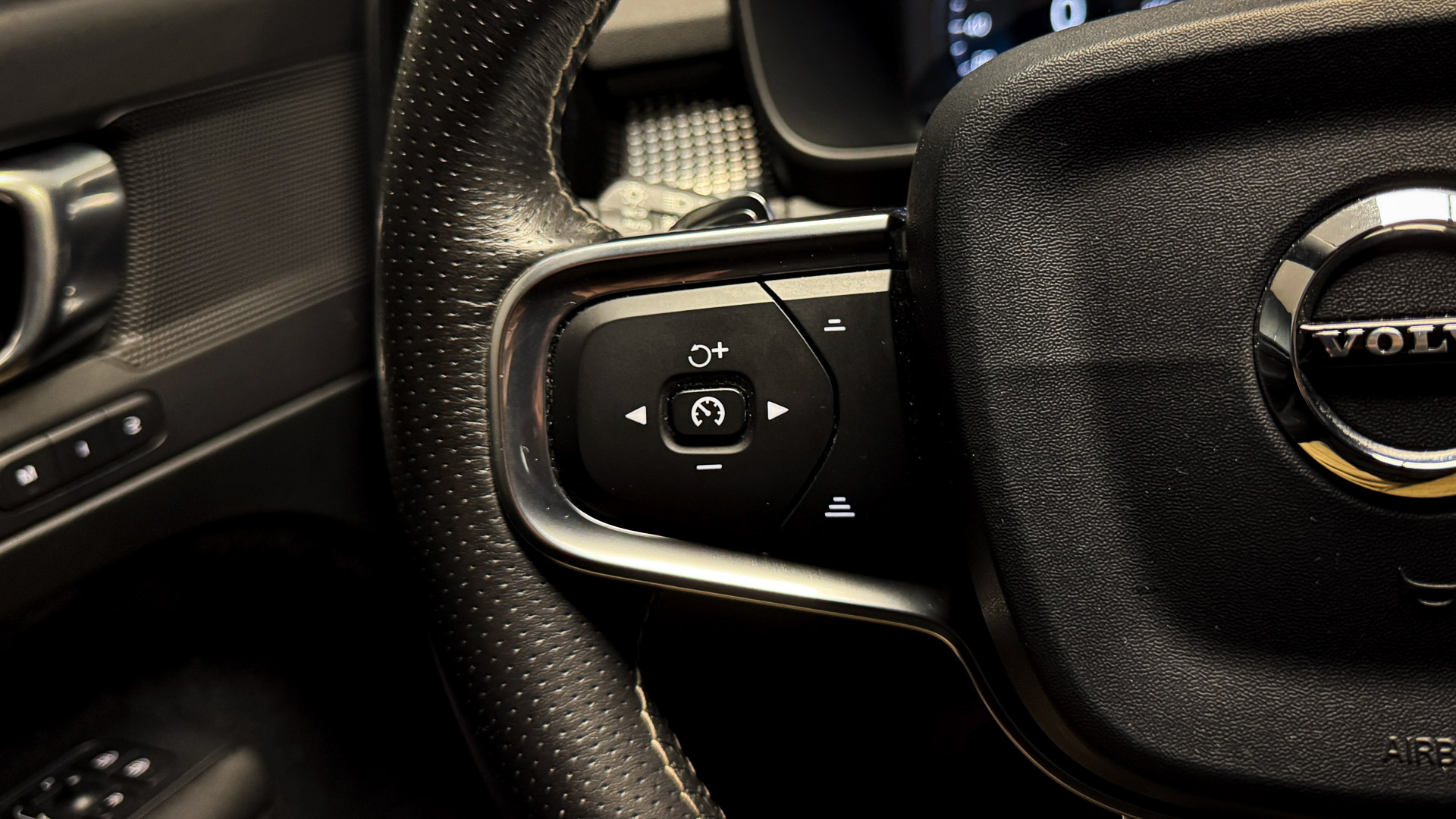 Volvo XC40 — foto 9 de 27