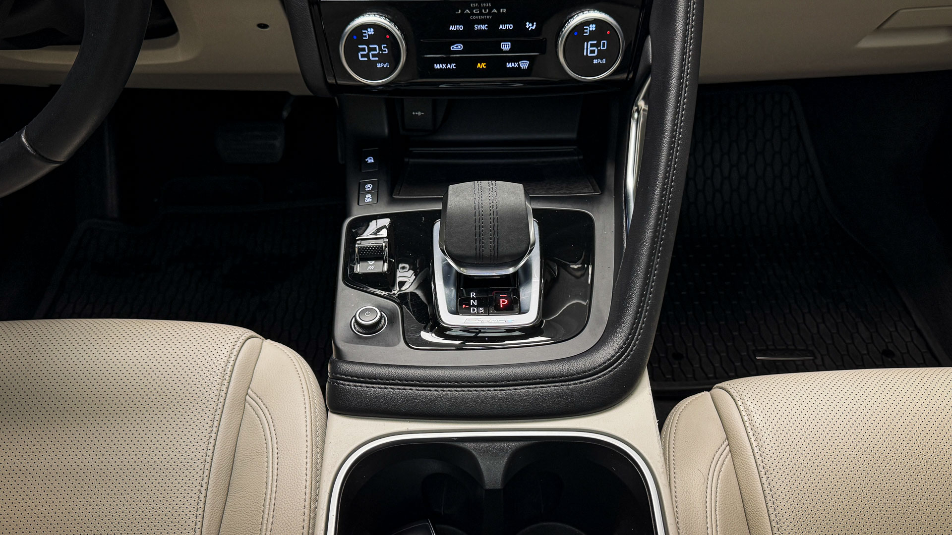 Jaguar E-Pace — foto 20 de 30