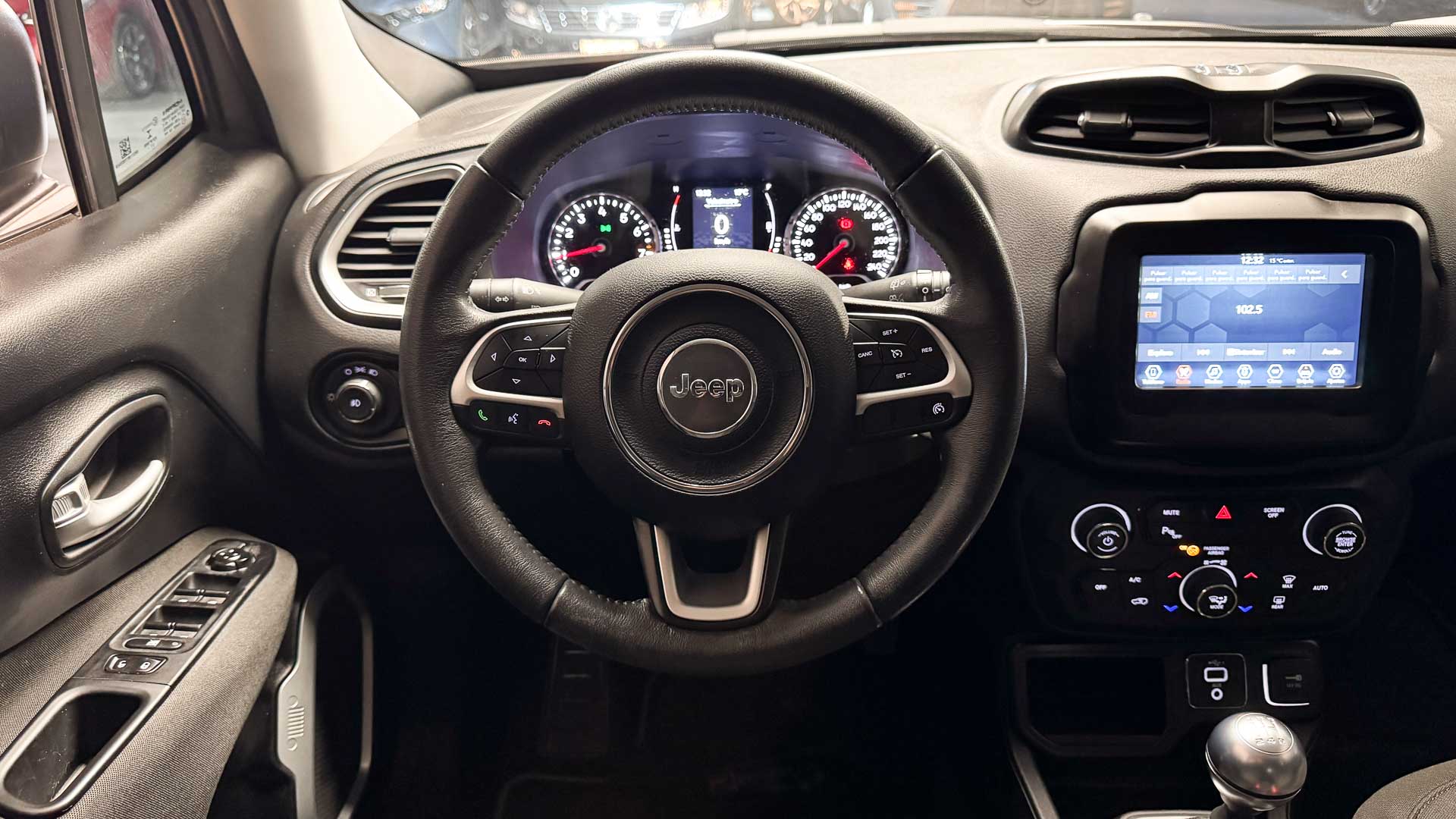 Jeep Renegade — foto 12 de 25