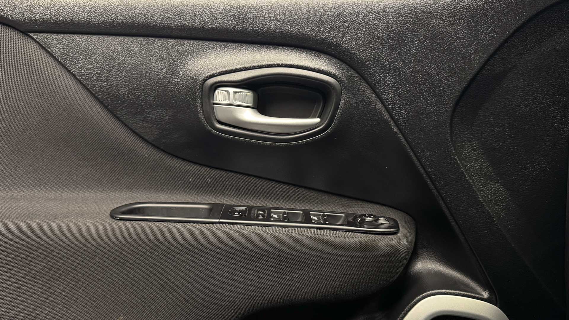 Jeep Renegade — foto 23 de 25