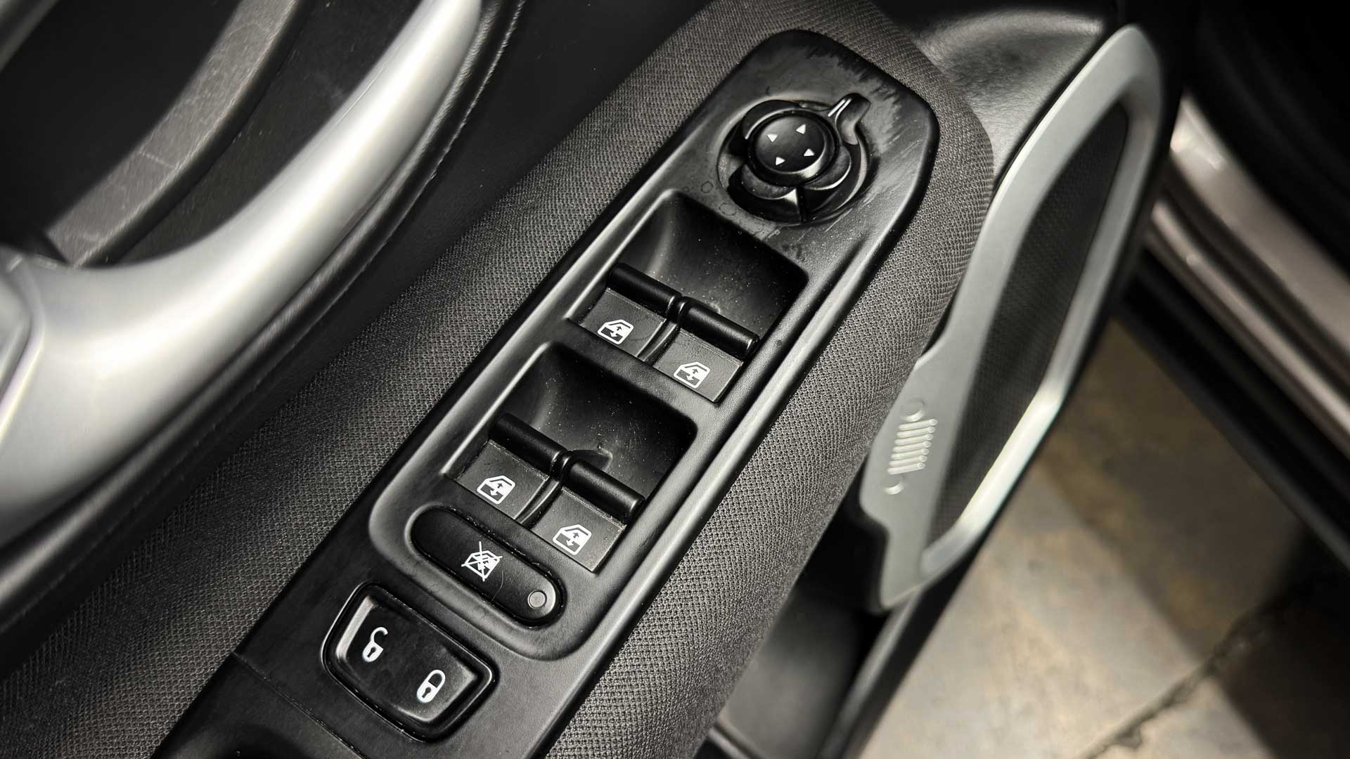 Jeep Renegade — foto 25 de 25