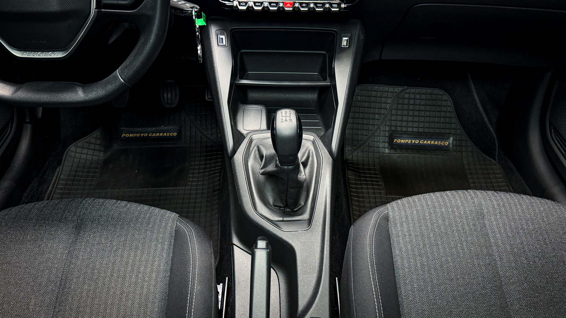 Peugeot 208 — foto 26 de 26