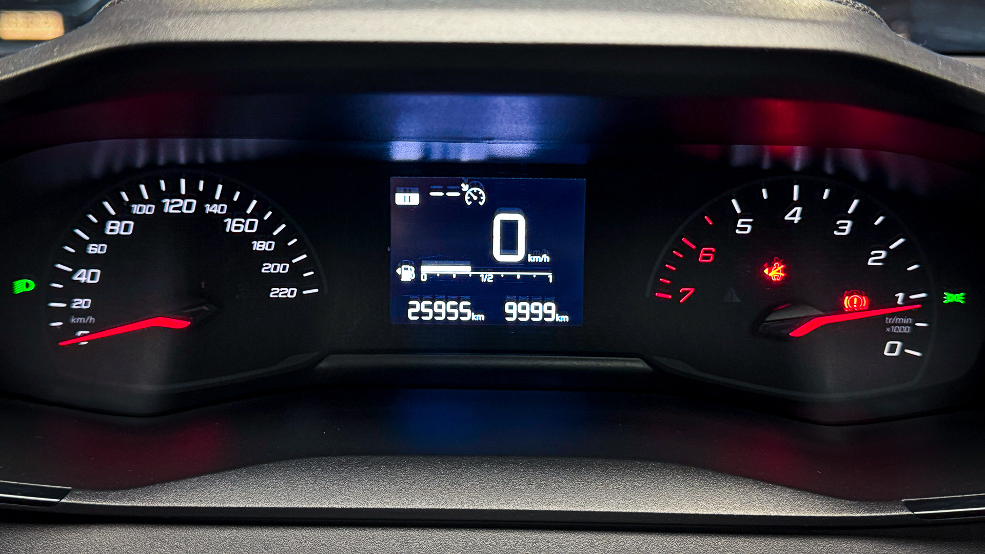 Peugeot 208 — foto 8 de 26