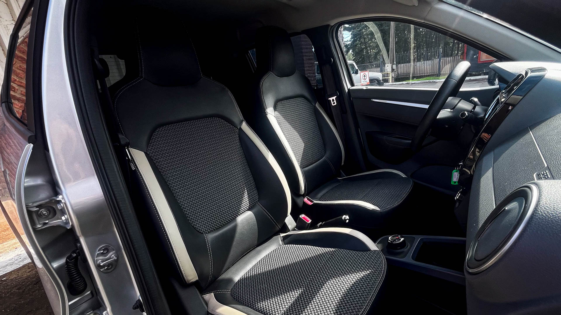 Renault Kwid — foto 21 de 23