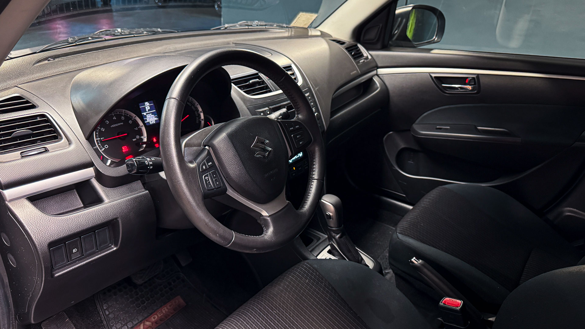 Suzuki Swift — foto 11 de 26