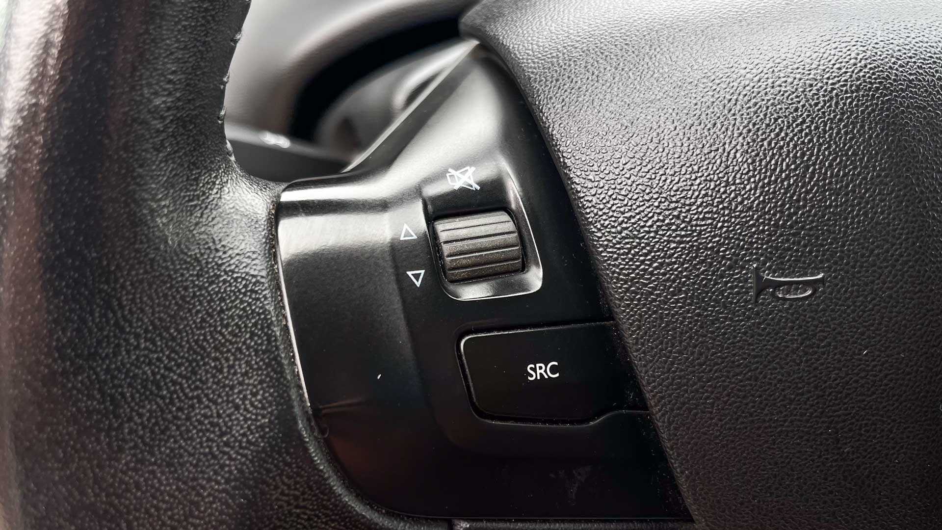 Peugeot 208 — foto 8 de 20