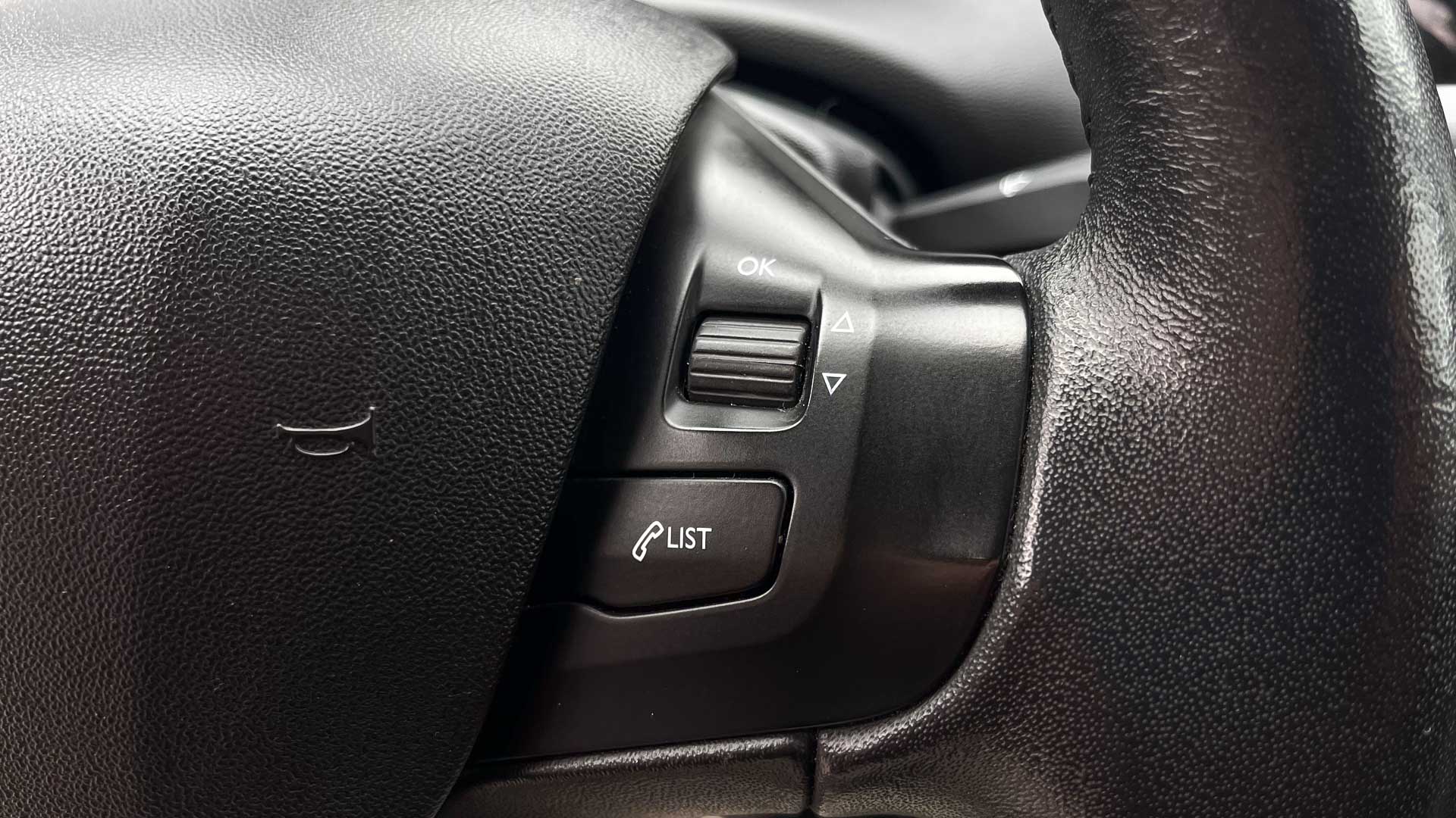 Peugeot 208 — foto 9 de 20