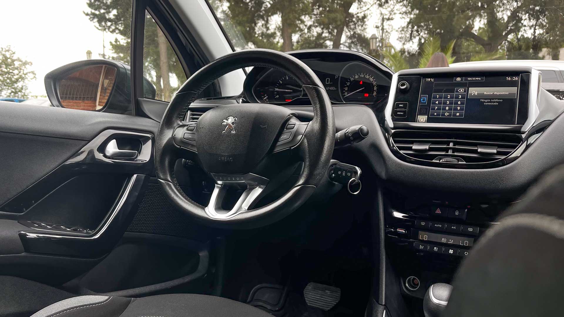Peugeot 208 — foto 12 de 20