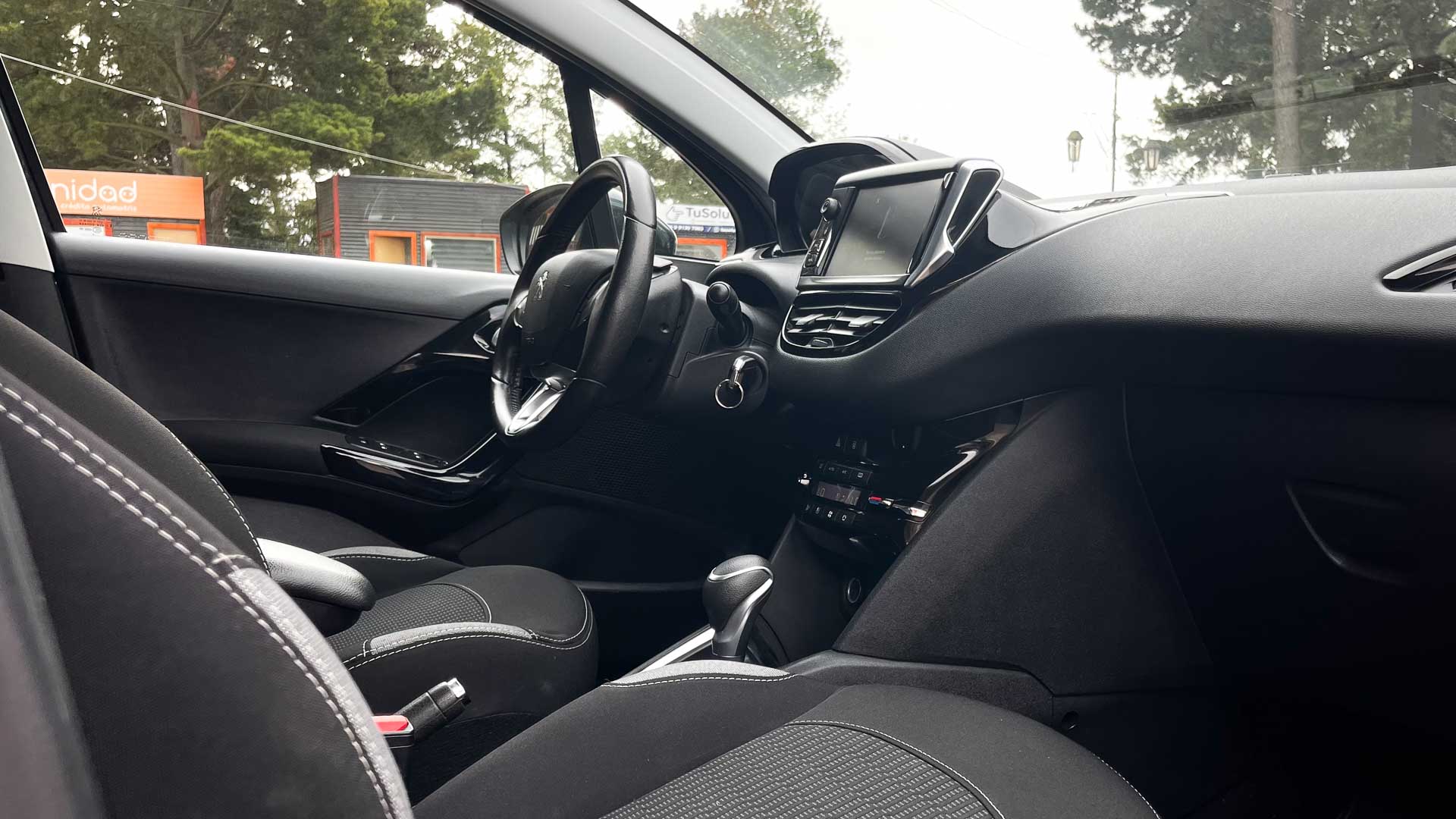 Peugeot 208 — foto 13 de 20
