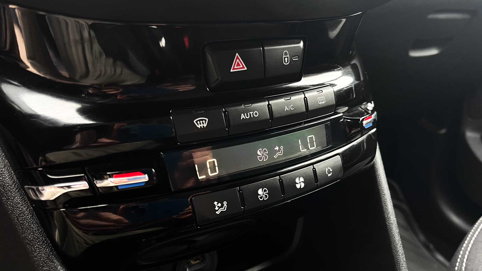 Peugeot 208 — foto 16 de 20