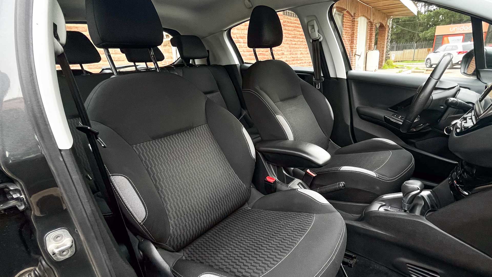 Peugeot 208 — foto 18 de 20