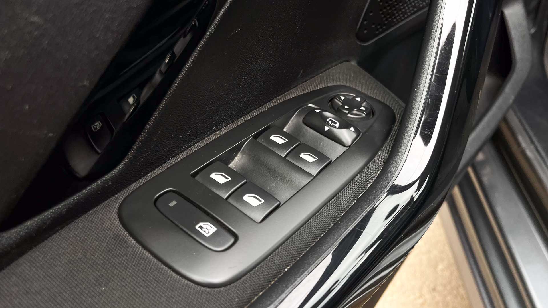 Peugeot 208 — foto 19 de 20
