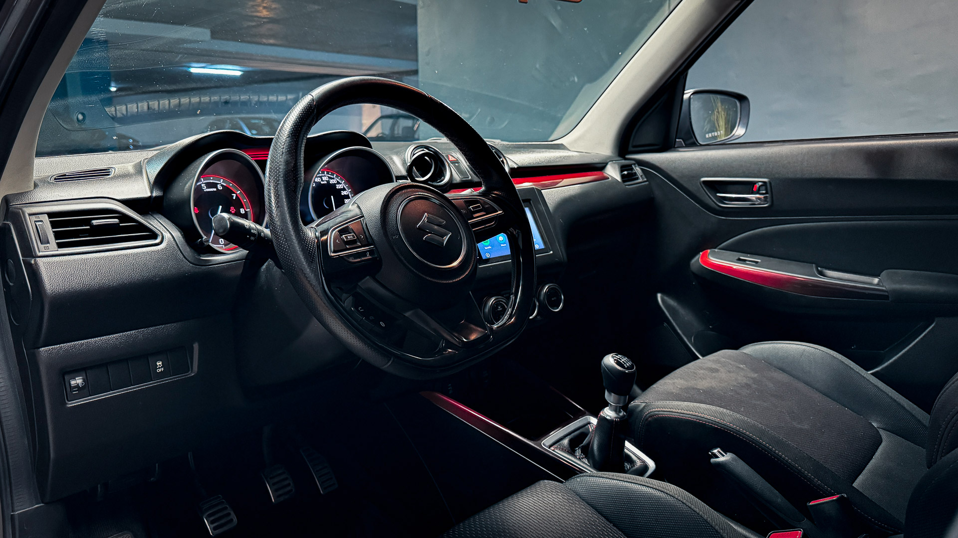 Suzuki Swift — foto 12 de 28