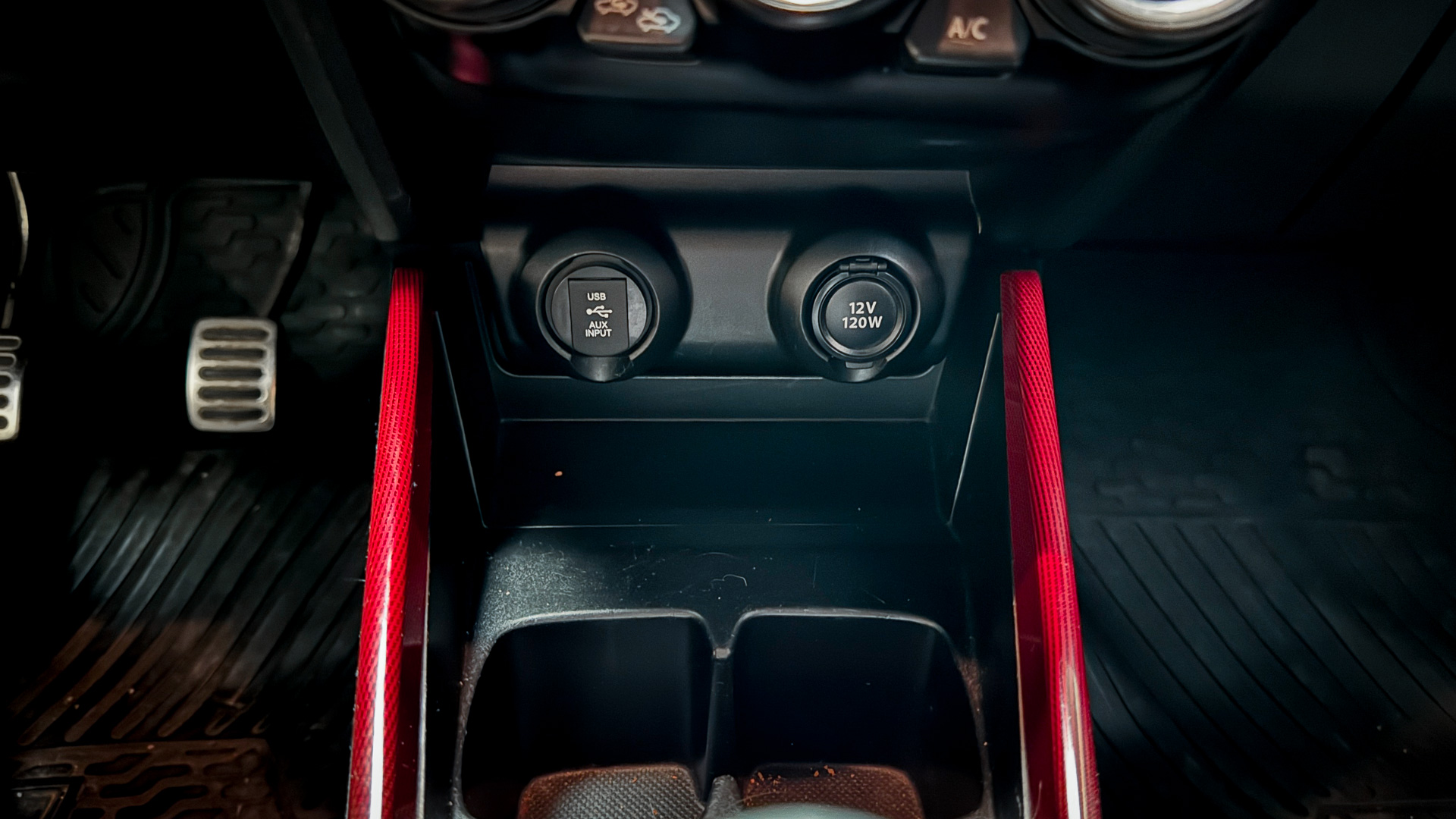 Suzuki Swift — foto 19 de 28