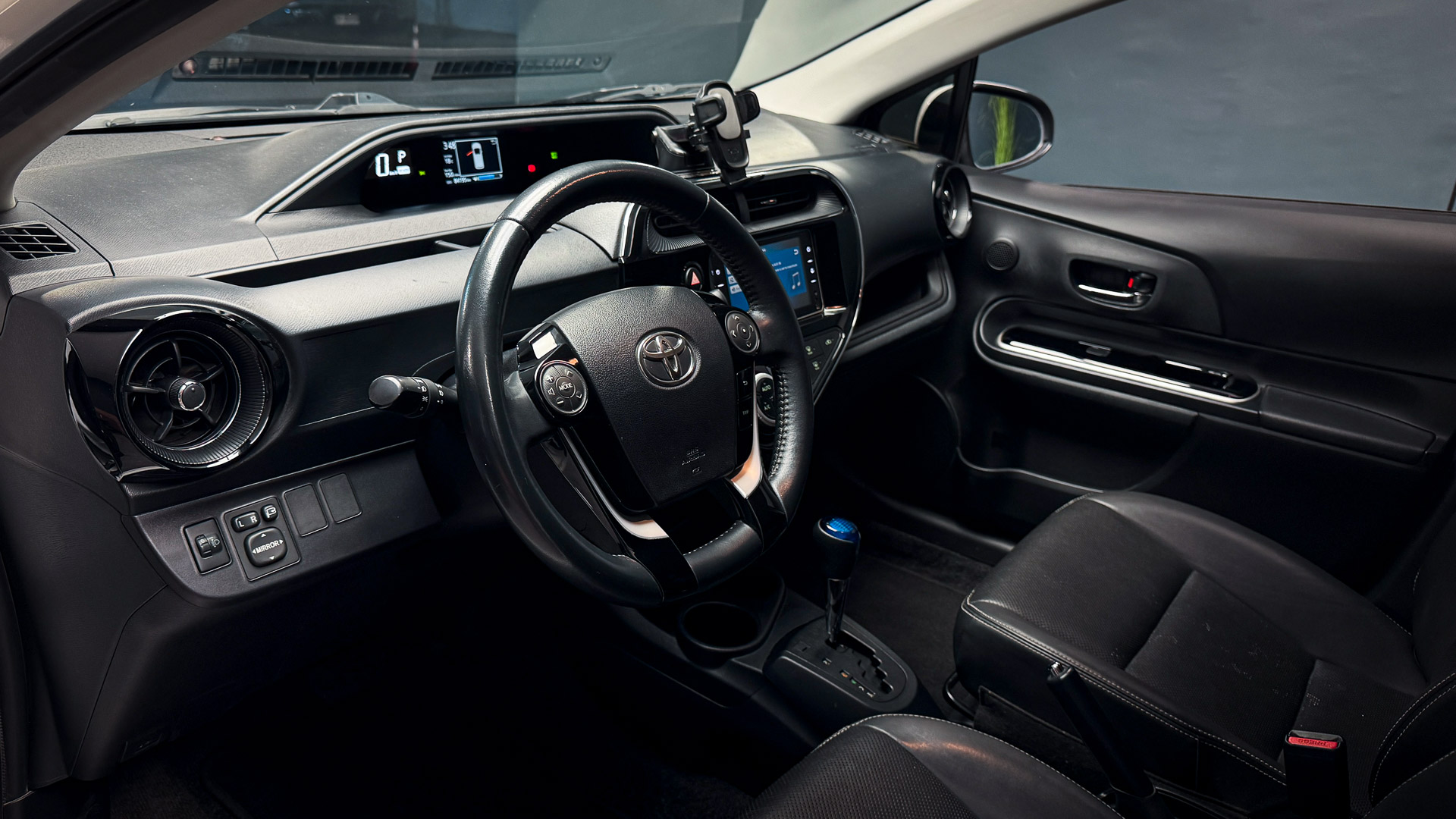Toyota Prius C — foto 12 de 27