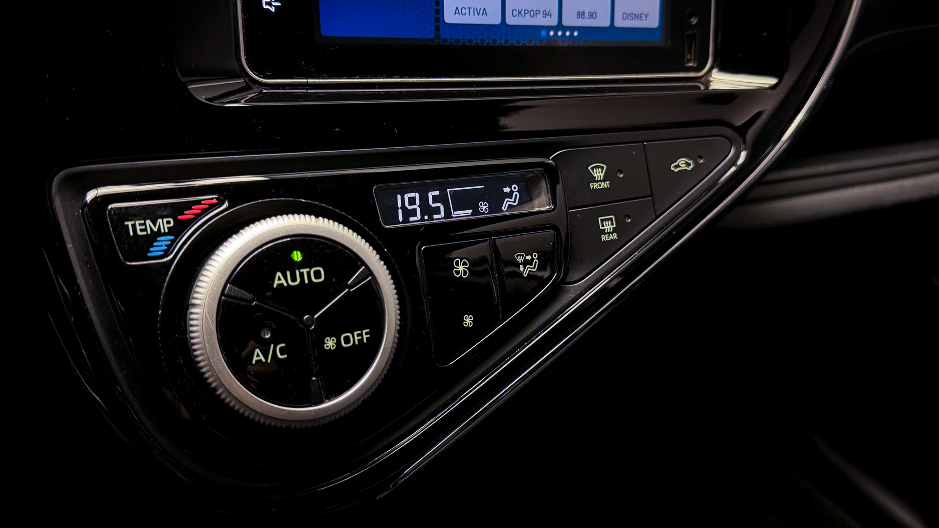 Toyota Prius C — foto 18 de 27