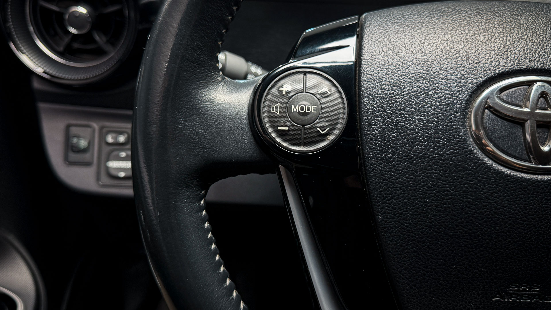 Toyota Prius C — foto 9 de 27