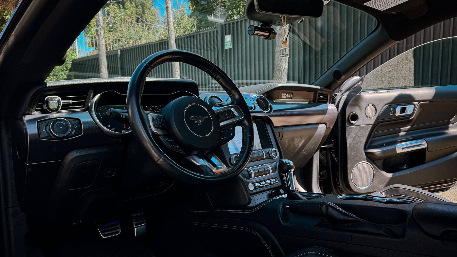 Ford Mustang — foto 11 de 27
