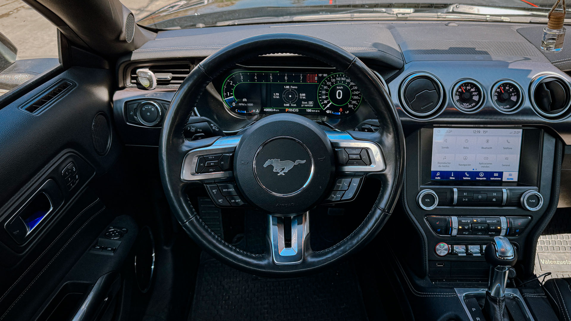 Ford Mustang — foto 12 de 27
