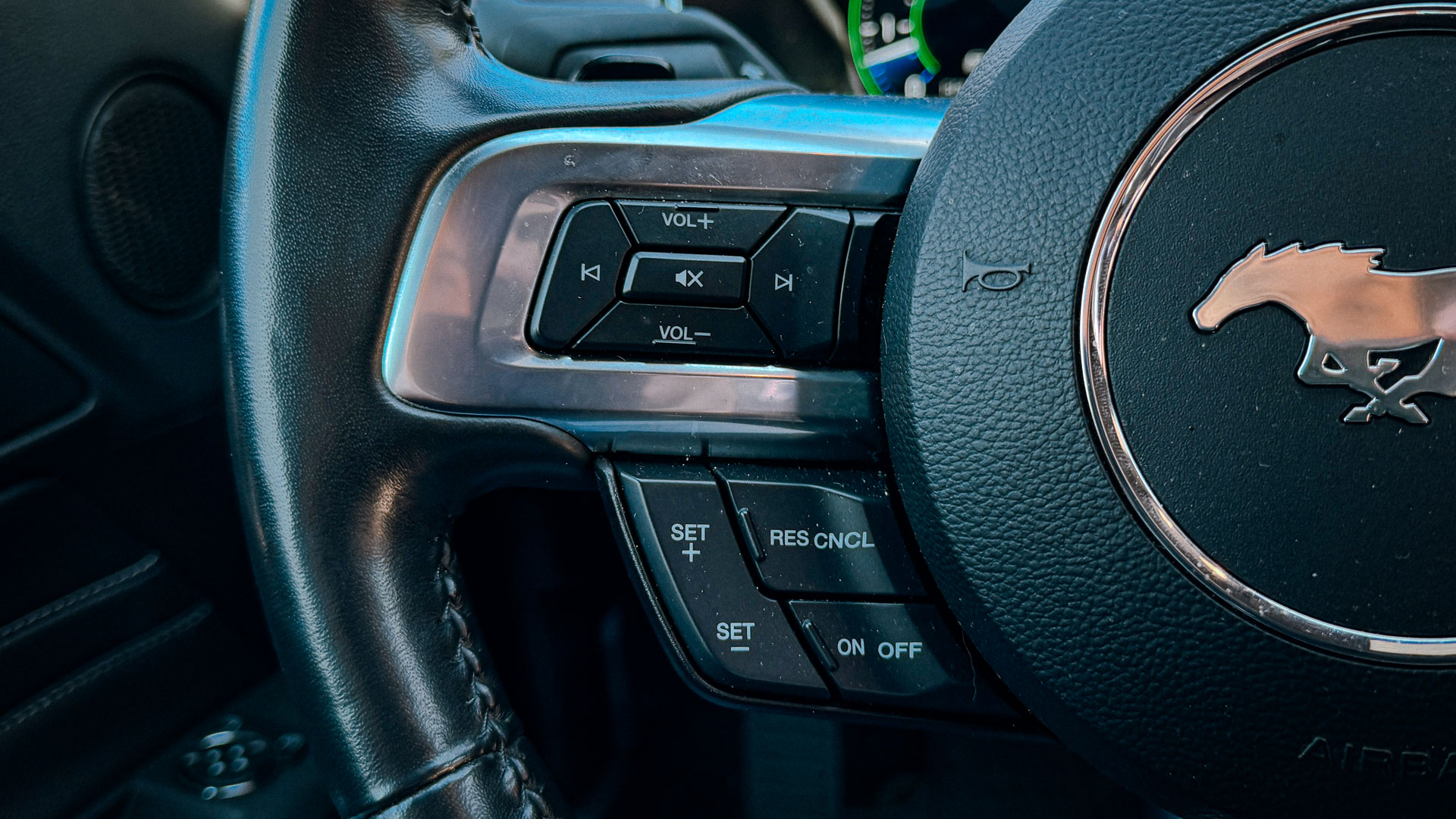 Ford Mustang — foto 9 de 27
