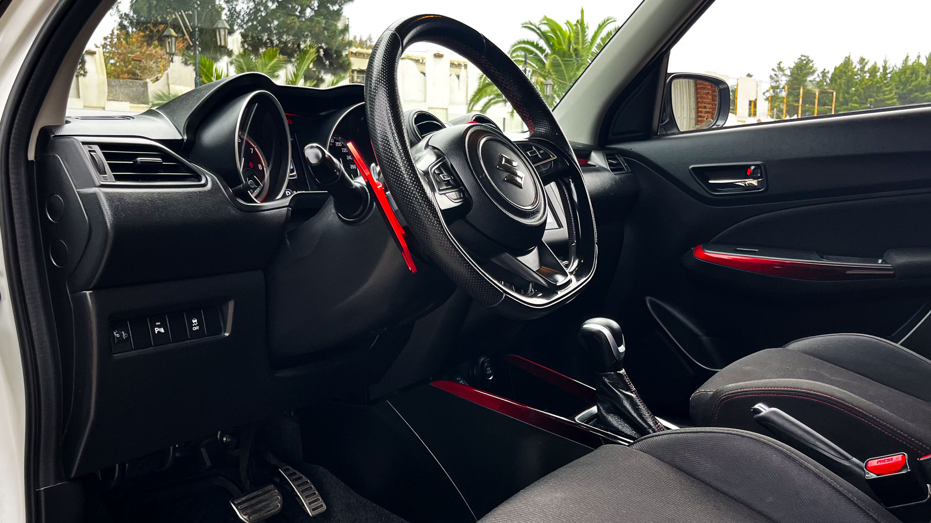 Suzuki Swift — foto 11 de 24