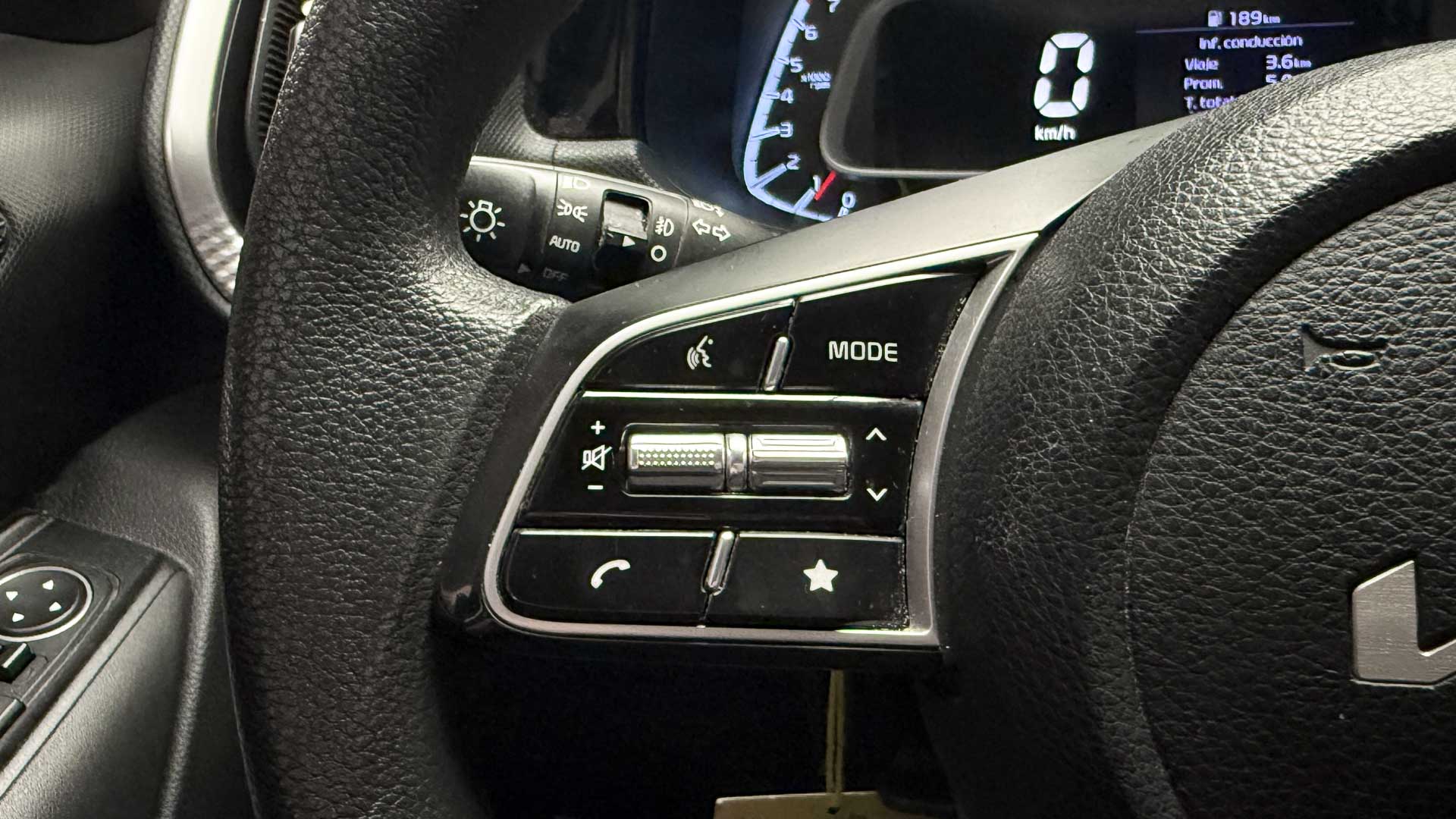 KIA Sonet — foto 8 de 25