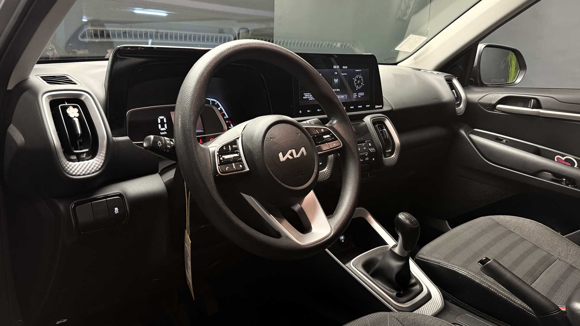 KIA Sonet — foto 10 de 25