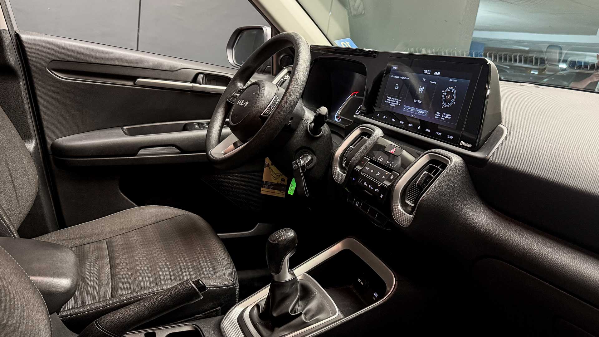 KIA Sonet — foto 12 de 25