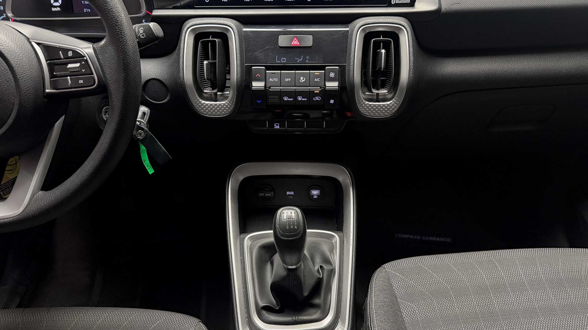 KIA Sonet — foto 17 de 25