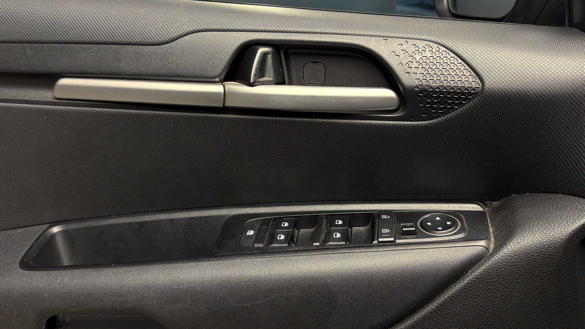 KIA Sonet — foto 22 de 25