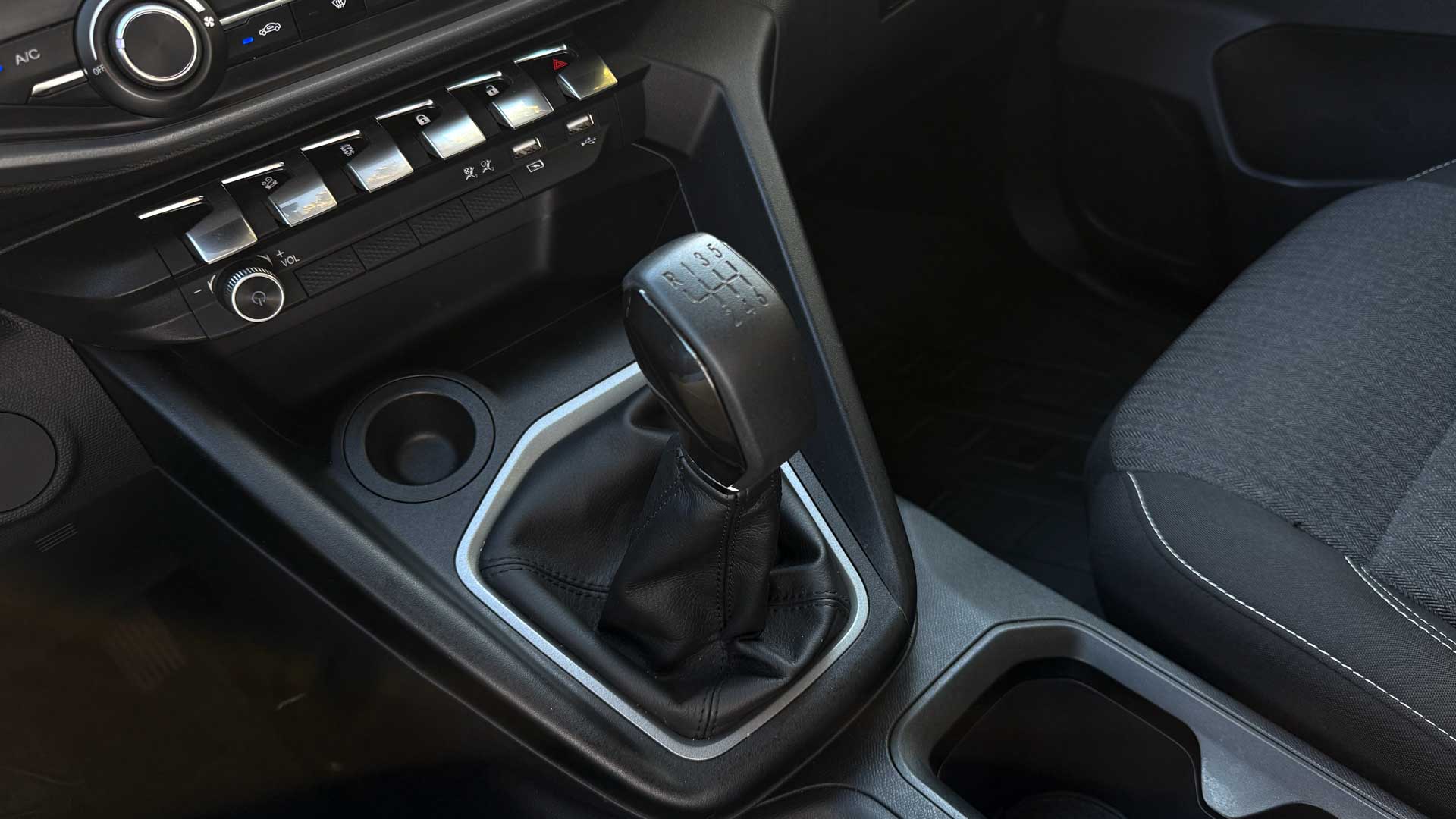 Peugeot Landtrek — foto 21 de 28