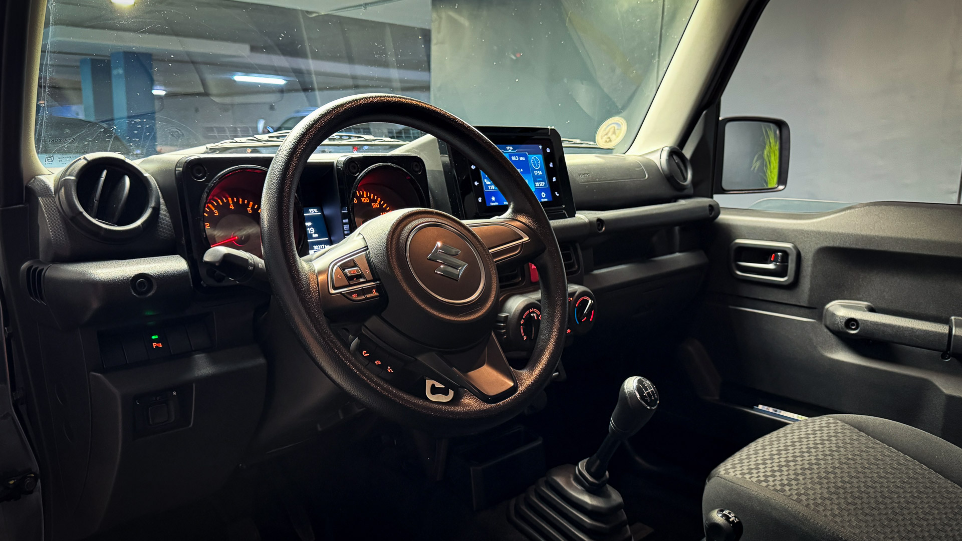 Suzuki Jimny — foto 10 de 25