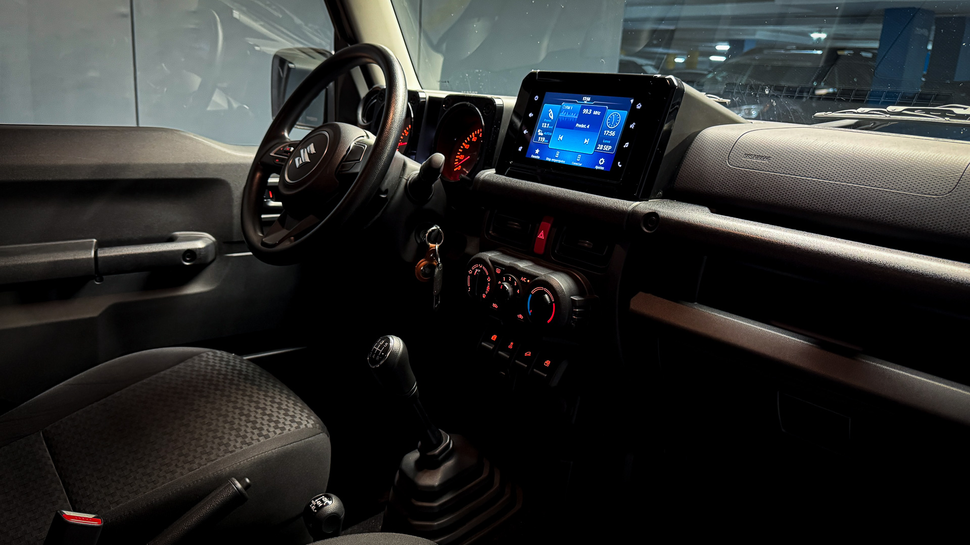Suzuki Jimny — foto 12 de 25