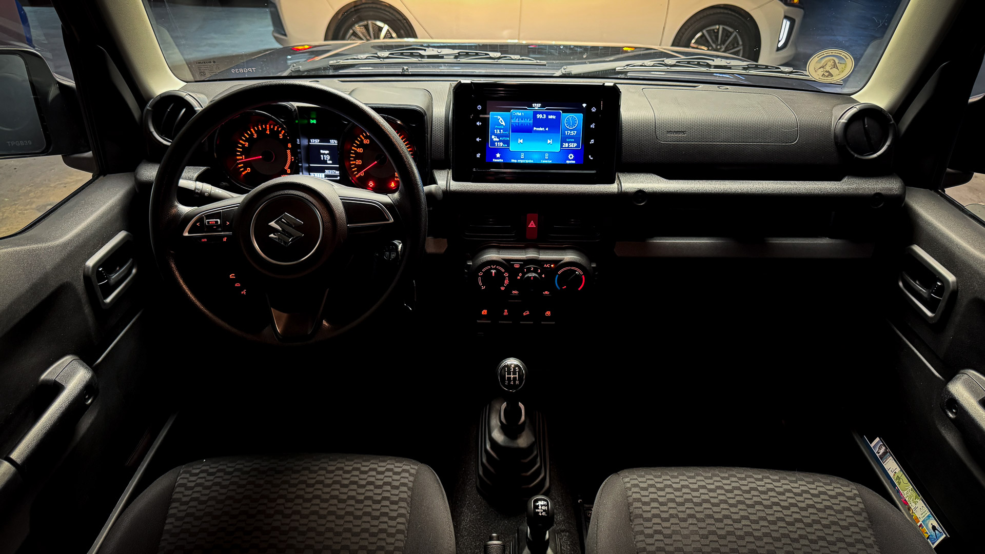 Suzuki Jimny — foto 13 de 25