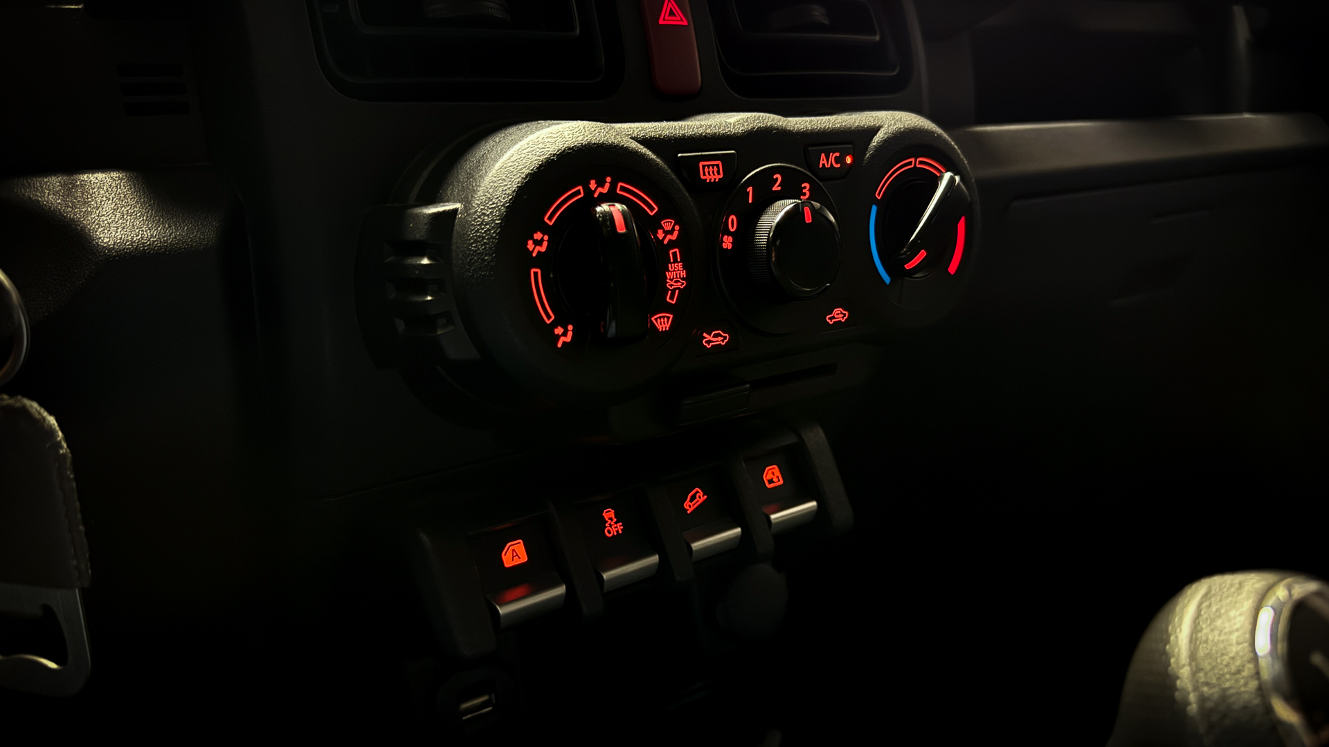 Suzuki Jimny — foto 17 de 25