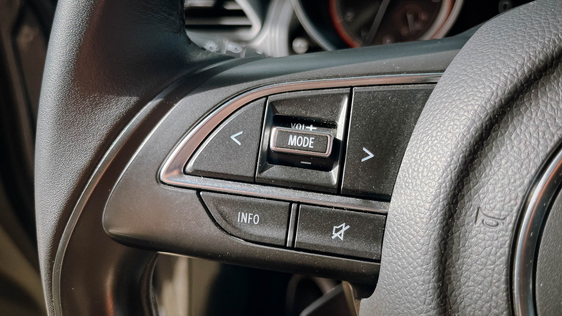 Suzuki Swift — foto 9 de 21